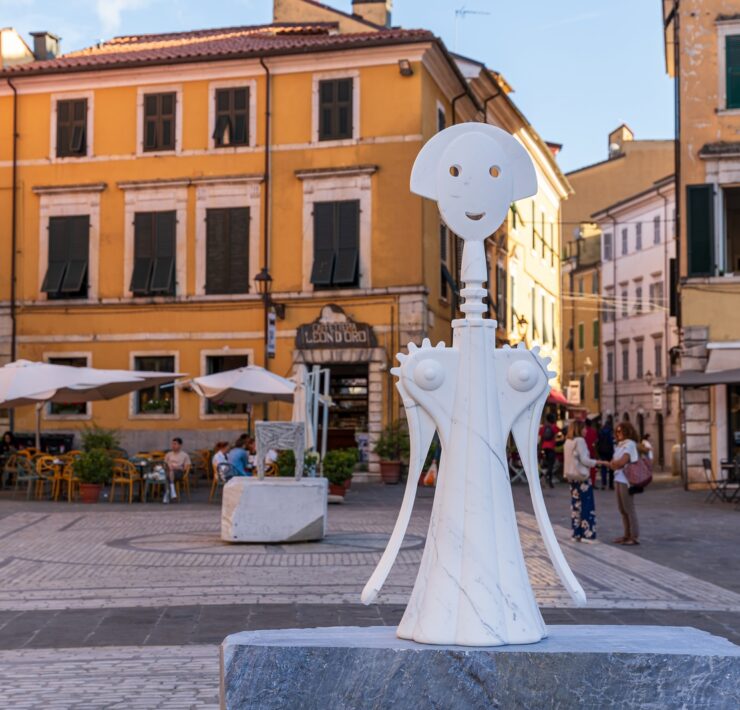 Anna G di Alessandro Mendini per Alessi, 1994, produzione in marmo Sa.Ge.Van., 2014. White Carrara - Design is back, Carrara, 2024. Ph. Giuseppe D'Aleo